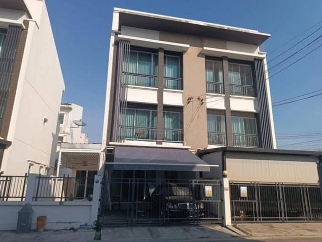 ให้เช่าทาวน์โฮม 3 ชั้น 3 ห้องนอน บ้านกลางเมือง โชคชัย 4 ซอย 50 ทำเลดี ใกล้เซ็นทรัลอีสวิว 