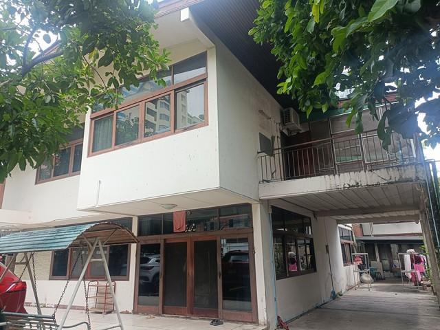P1131 ให้เช่าบ้านเดี่ยว ถนน สันติภาพ แขวงสี่พระยา เขตบางรัก 4 ห้องนอน 4 ห้องน้ำ มีบ้านพักคนงาน สามารถปรับปรุงใด้ ใกล้สถานทูตรัสเซีย